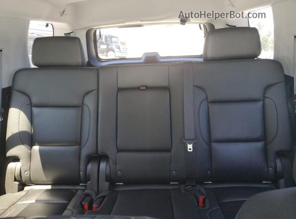 1GNSKBKC3LR284477 2020 CHEVROLET TAHOE Silver Widok tylnych siedzeń