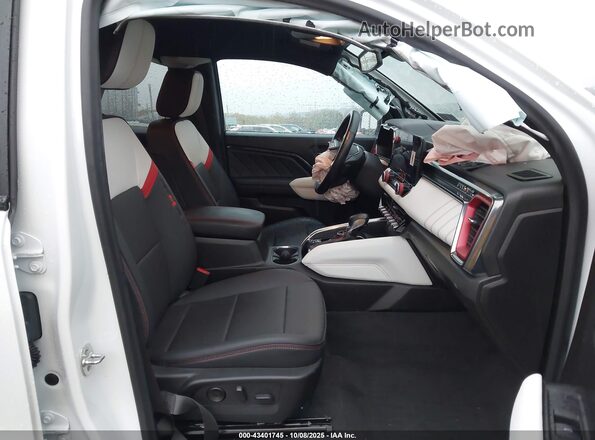 1GTP6EEK5R1146826 2024 GMC CANYON White წინა სალონის ხედი