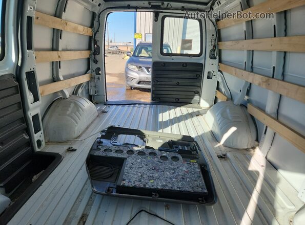 1GTW7AFP6R1156311 2024 GMC SAVANA White Widok tylnych siedzeń