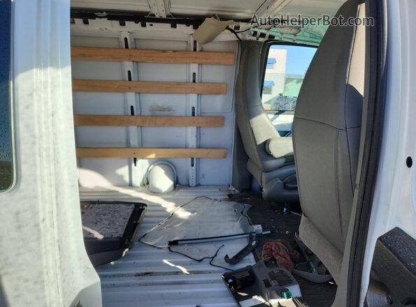 1GTW7AFP6R1156311 2024 GMC SAVANA White Widok wnętrza z tyłu