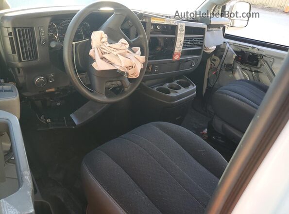 1GTW7AFP7R1232845 2024 GMC SAVANA White Widok deski rozdzielczej