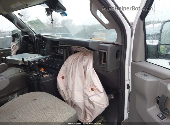 1GTW7AFPXR1165514 2024 GMC SAVANA CARGO White წინა სალონის ხედი