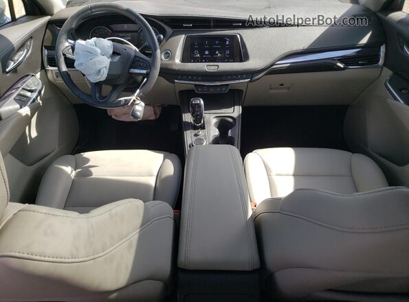 1GYFZBR4XPF221205 2023 CADILLAC XT4 Серебряный Вид панели приборов
