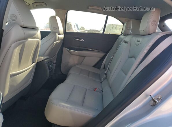 1GYFZDR42NF135962 2022 CADILLAC XT4 Silver Vista de los asientos traseros