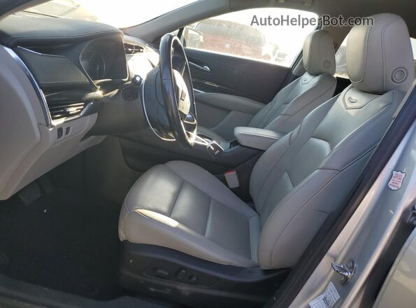 1GYFZDR42NF135962 2022 CADILLAC XT4 Silver Vista interior delantera