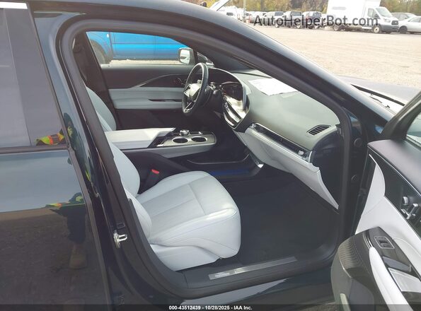 1GYKPPRK0RZ128615 2024 CADILLAC OTHER Зеленый Вид салона спереди