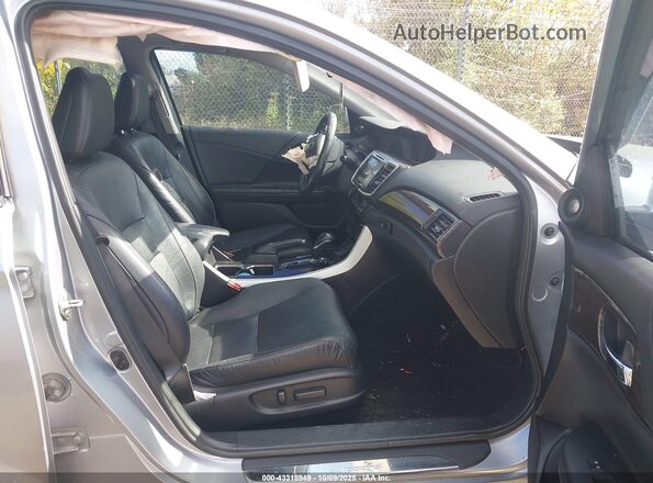 1HGCR3F95HA001047 2017 HONDA ACCORD Серебряный Вид салона спереди