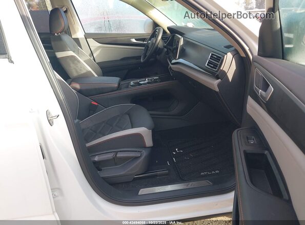 1V2CR2CA8SC553000 2025 VOLKSWAGEN ATLAS White Front interior view
