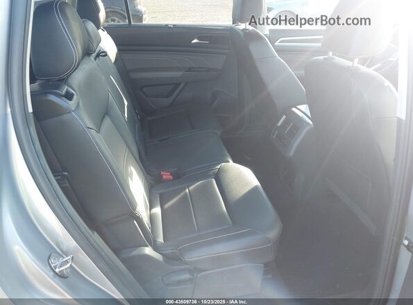 1V2LP2CAXNC502818 2022 VOLKSWAGEN ATLAS Silver Widok naklejki z numerem VIN