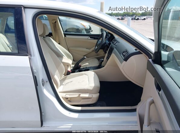 1VWAA7A36JC043600 2018 VOLKSWAGEN PASSAT White Вид салону спереду