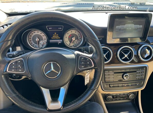 WDCTG4EB3HJ294312 2017 MERCEDES-BENZ GLA Black Առջևի վահանակի տեսք
