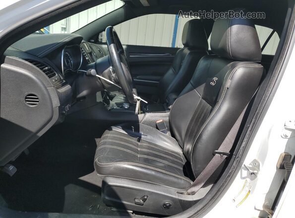 2C3CCABG2MH529170 2021 CHRYSLER 300 Белый Вид салона спереди