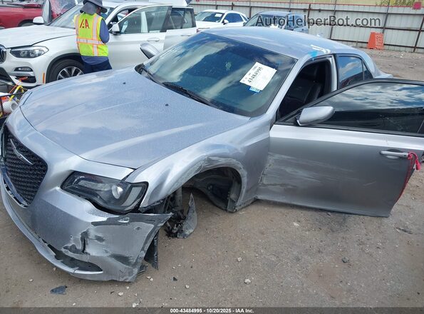 2C3CCABG5JH214035 2018 CHRYSLER 300 Серебряный Передняя левая четверть