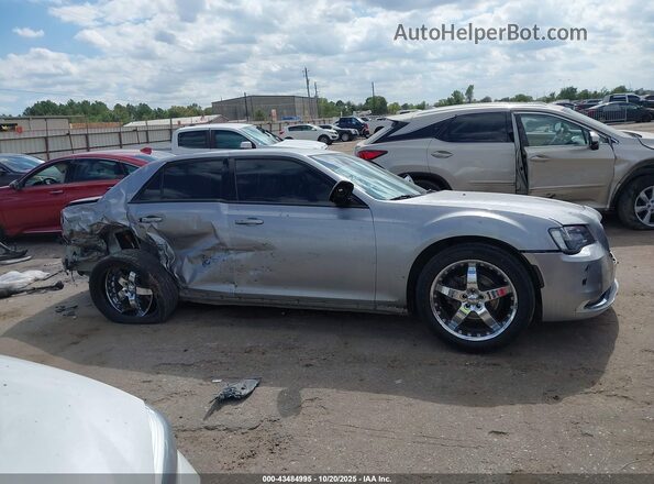 2C3CCABG5JH214035 2018 CHRYSLER 300 Серебряный Вид задней части салона