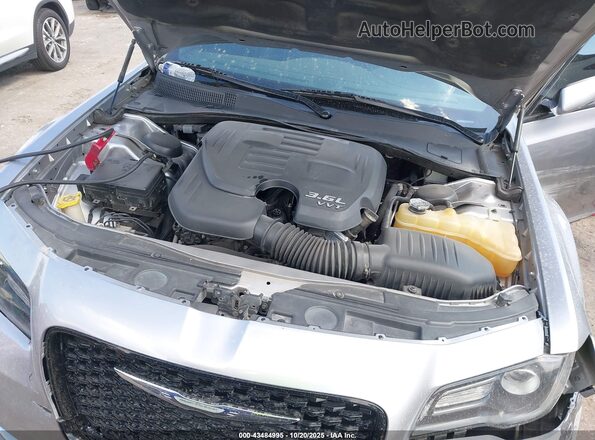 2C3CCABG5JH214035 2018 CHRYSLER 300 Серебряный Вид сзади