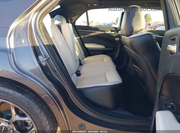 2C3CCABG6JH142973 2018 CHRYSLER 300 Gray Widok naklejki z numerem VIN