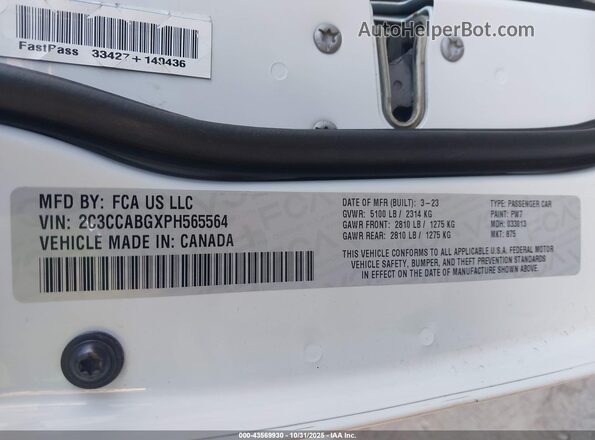 2C3CCABGXPH565564 2023 CHRYSLER 300 White ძრავის განყოფილების ხედი