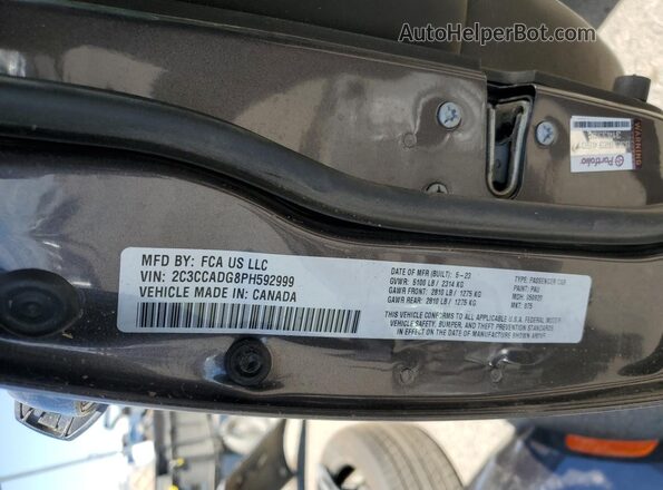 2C3CCADG8PH592999 2023 CHRYSLER 300 Charcoal Widok naklejki z numerem VIN