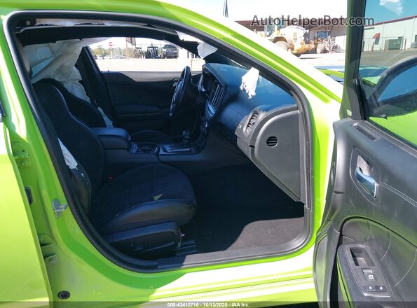 2C3CDXGJ4PH642918 2023 DODGE CHARGER Green Widok wnętrza z przodu