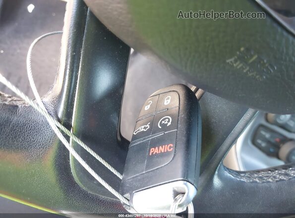 2C3CDZFJXLH135173 2020 DODGE CHALLENGER Красный Вид панели приборов