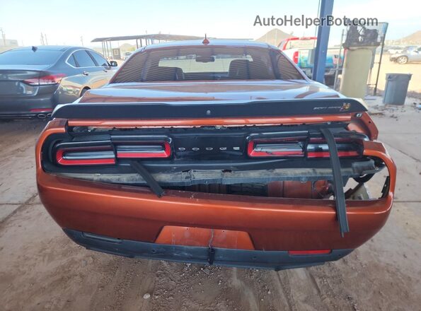 2C3CDZFJXLH165385 2020 DODGE CHALLENGER Оранжевый Вид сзади