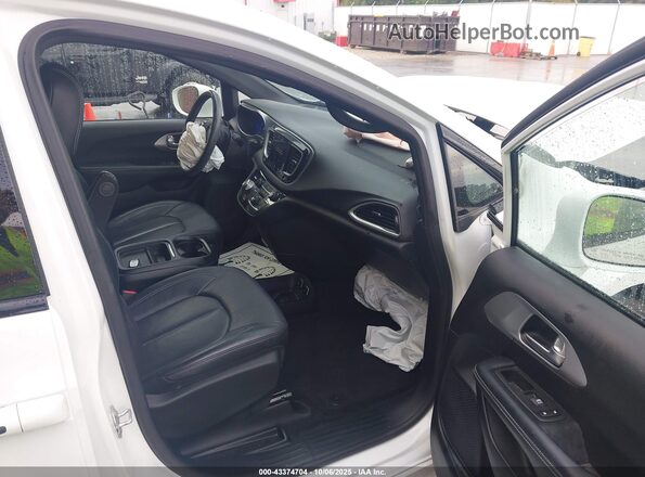 2C4RC1BG6LR245913 2020 CHRYSLER PACIFICA White Front interior view