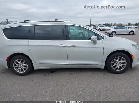 2C4RC1BG7LR204898 2020 CHRYSLER PACIFICA Cream Вид задньої частини салону
