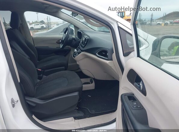2C4RC1CGXMR531232 2021 CHRYSLER VOYAGER Белый Вид салона спереди