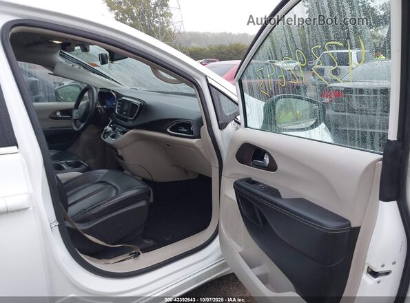 2C4RC1DG1LR264995 2020 CHRYSLER VOYAGER White Вид салону спереду
