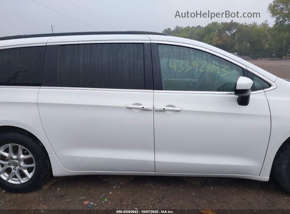 2C4RC1DG1LR264995 2020 CHRYSLER VOYAGER White Вид задньої частини салону