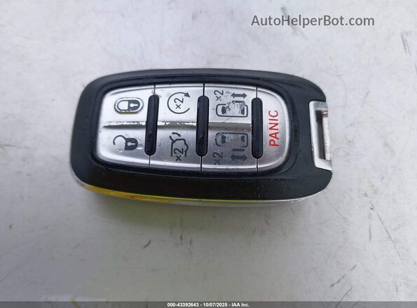 2C4RC1DG1LR264995 2020 CHRYSLER VOYAGER White Вид панелі приладів