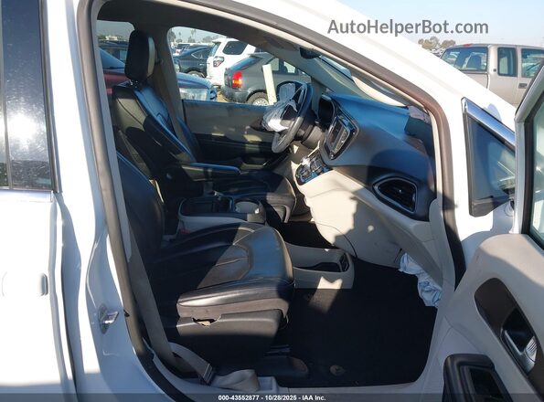 2C4RC1DG7LR266024 2020 CHRYSLER VOYAGER White Widok wnętrza z przodu