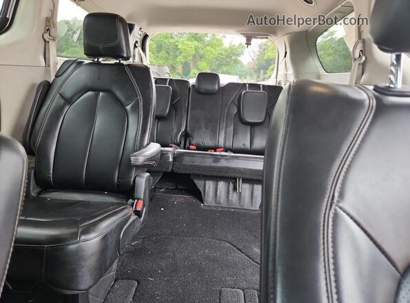 2C4RC1DG8LR265223 2020 CHRYSLER VOYAGER Gray Rear seats view