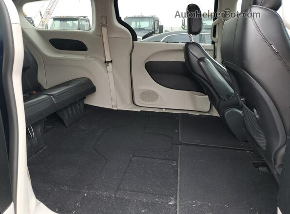 2C4RC1DG9LR182559 2020 CHRYSLER VOYAGER Blue Вид задньої частини салону