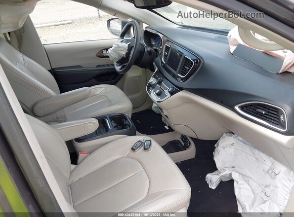 2C4RC1DG9MR523573 2021 CHRYSLER VOYAGER Gray Front interior view