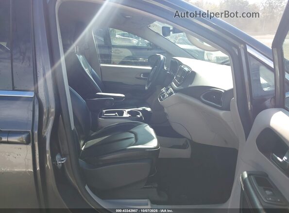 2C4RC1DGXMR506748 2021 CHRYSLER VOYAGER Gray Front interior view