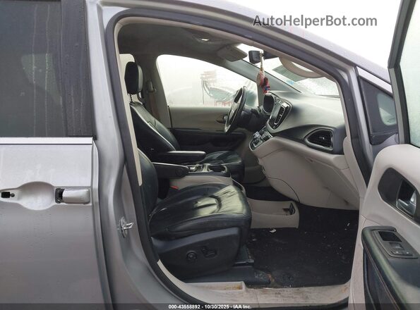 2C4RC1EG4LR210296 2020 CHRYSLER PACIFICA Silver Вид салону спереду