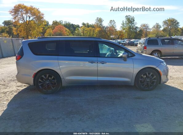 2C4RC1GG4LR216810 2020 CHRYSLER PACIFICA Серебряный Вид задней части салона