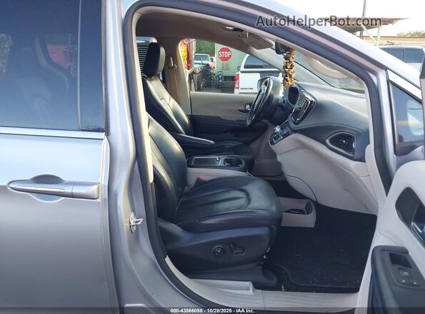 2C4RC1L7XMR581385 2021 CHRYSLER PACIFICA Silver Front interior view