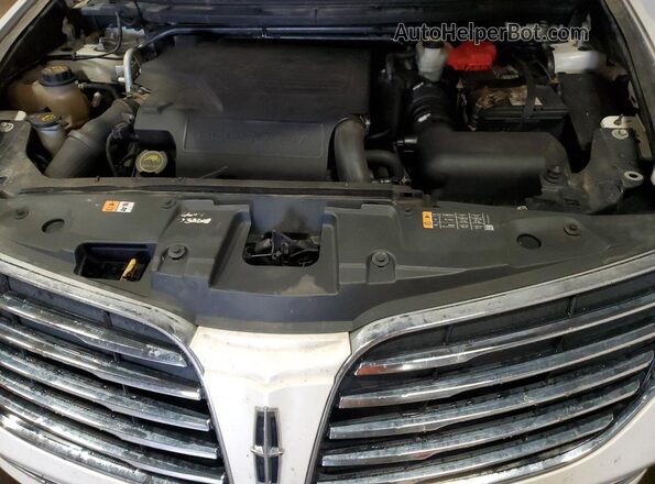 2LMHJ5ATXJBL01641 2018 LINCOLN MKT White Widok komory silnika