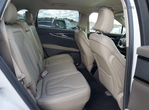 2LMPJ6J9XNBL18936 2022 LINCOLN NAUTILUS White Rear interior view