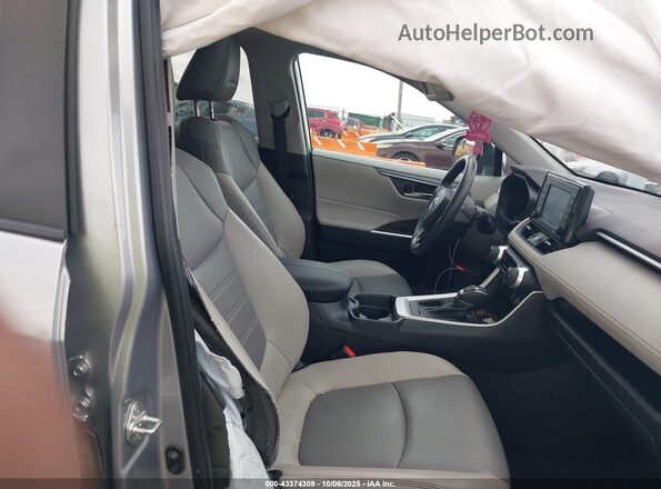 2T3C1RFVXLC081513 2020 TOYOTA LE Серебряный Вид салона спереди