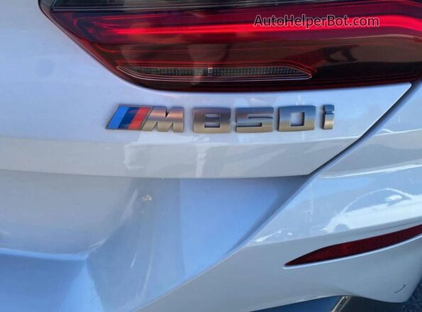 WBAGV8C01MCG76388 2021 BMW M8 White Vista de la etiqueta del VIN