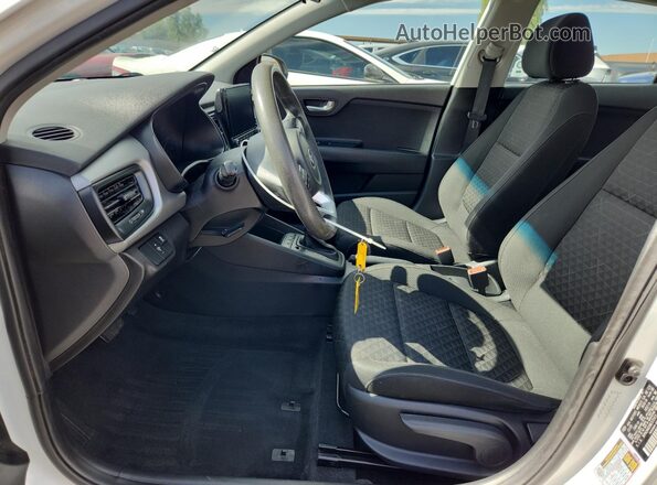 3KPA24AD3ME372971 2021 KIA RIO White Առջևի վահանակի տեսք