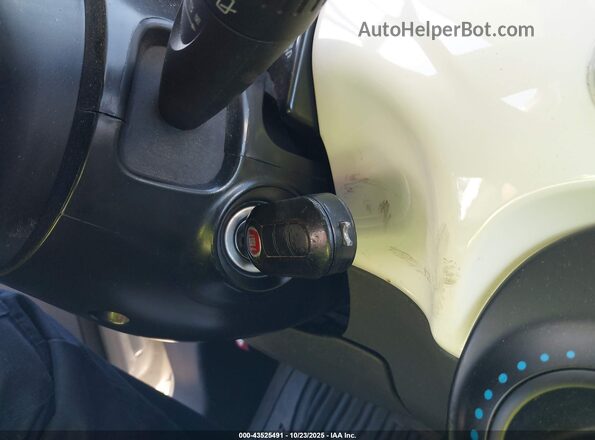 3C3CFFKR2HT699810 2017 FIAT 500 Белый Вид панели приборов