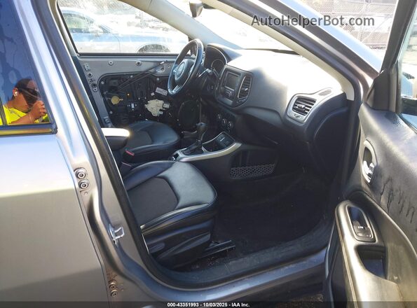 3C4NJCBB3JT362489 2018 JEEP COMPASS Silver Սալոնի դիմացի տեսք