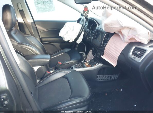 3C4NJDBB8JT366401 2018 JEEP COMPASS Gray Widok wnętrza z przodu