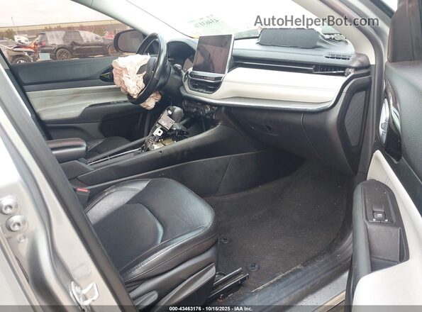 3C4NJDCB7NT112019 2022 JEEP COMPASS Silver Widok wnętrza z przodu