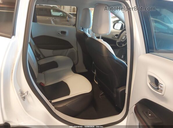 3C4NJDCB8LT216404 2020 JEEP COMPASS White Vista de la etiqueta del VIN