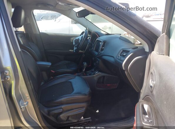 3C4NJDDB0LT119129 2020 JEEP COMPASS Silver Front interior view